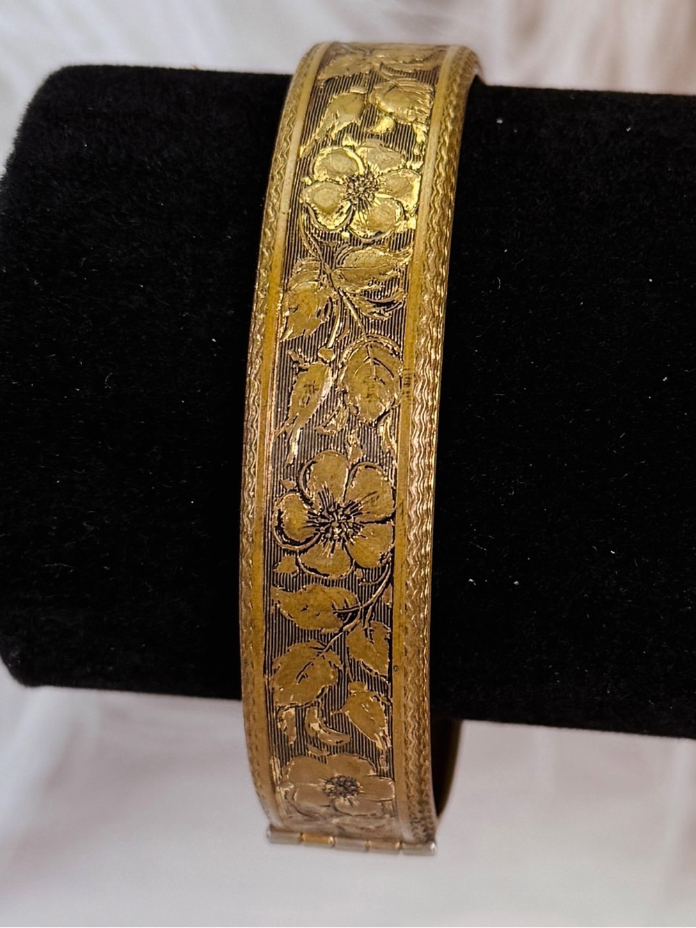 Elegant Floral Gold-Tone Women's Bangle Bracelet - Picture 7 of 10